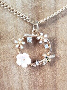 5/$25 NWOT Floral Bee Necklace